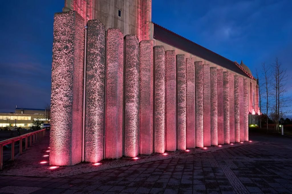 церква Ісландії отримала нове хайтек освітлення